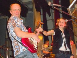 Foto z novej videoškoly "Na gitaru trojručne"